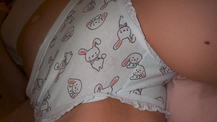 Gigi oficial: Stapdad hızla odama koşuyor ve amcığımın ve göt deliğimin yakın çekimlerini...