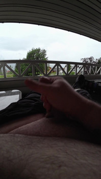 Verandada dışarıda mastürbasyon yapıyor