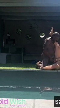 Lumacarie follada en la piscina