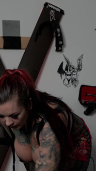 Geiles molliges petgirl bÃ1/4ckt das bein ihrer herrin, bis sie kommt
