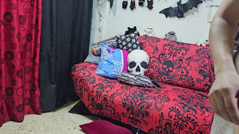 Crisanto999: Moja zdzirowata sąsiadka zakłada bieliznę na Halloween, więc możemy się...