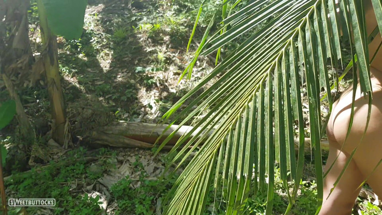 SweetButtocks: Naked photo session in the jungle