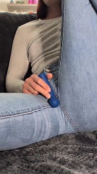 Awek kolej memancut seluar jeans semasa orgasme sengit