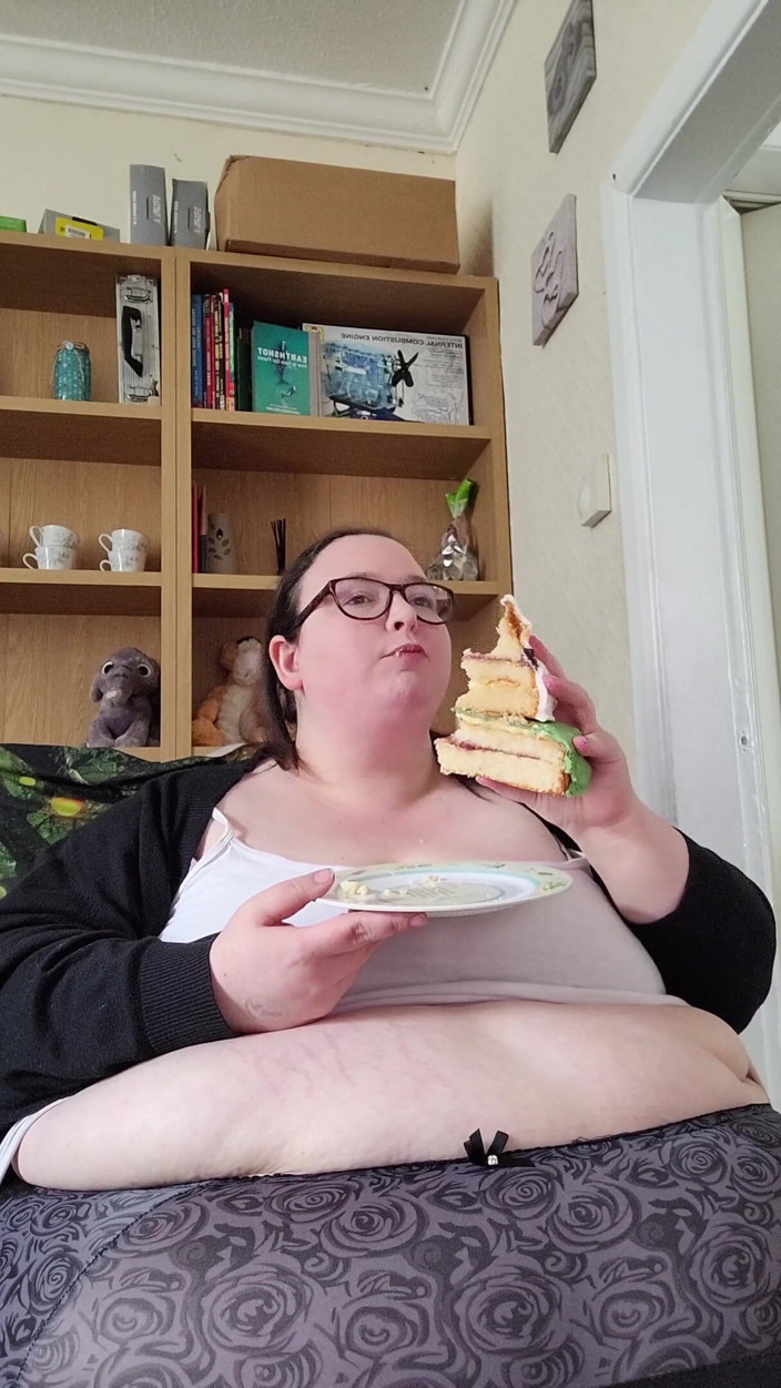 SSBBWLadyBrads: Mmm cake