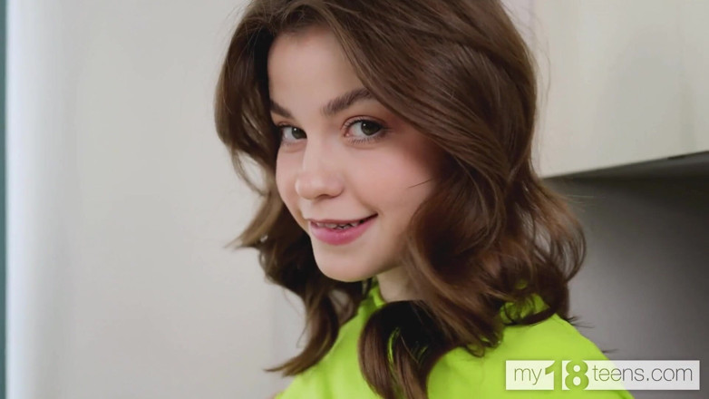 My 18 Teens: My18teens - Adorável garota Julia Morozzi fode sua buceta peluda