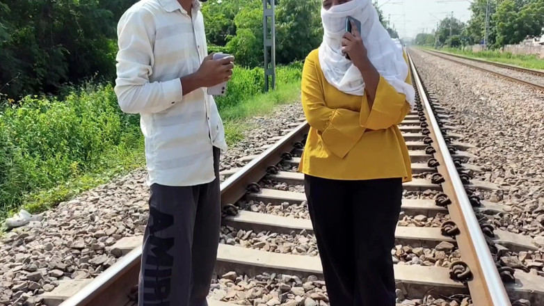 Indian Teen Girl's: Açık havada seks üvey erkek kardeş ve üvey kız kardeş kapının dışında...