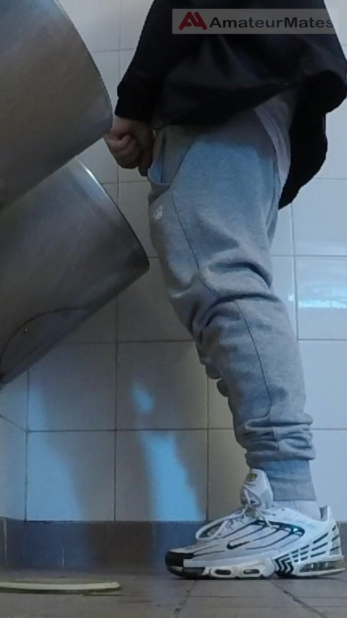 AmateurMates: 운동화를 신은 아마추어 소년들이 공중 화장실에서 핸잡을 해보자