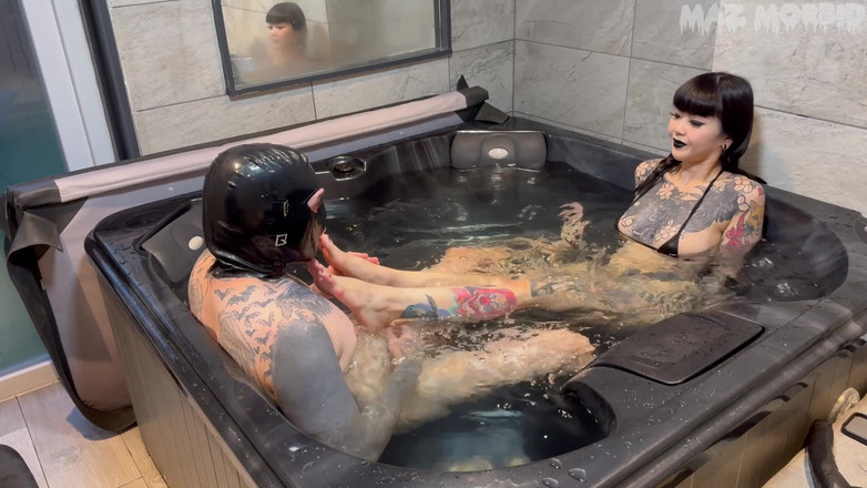 KinkyFemdomTV: 여주인 Patricia MazBid와 함께하는 온수 욕조 덩크 - 덩크에 앉아 있는 발 페티쉬 얼굴
