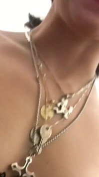 Kekasih saya teman wanita jalang berambut gelap besar menikmati zakar di dalam pepeknya dan memberikan blowjob