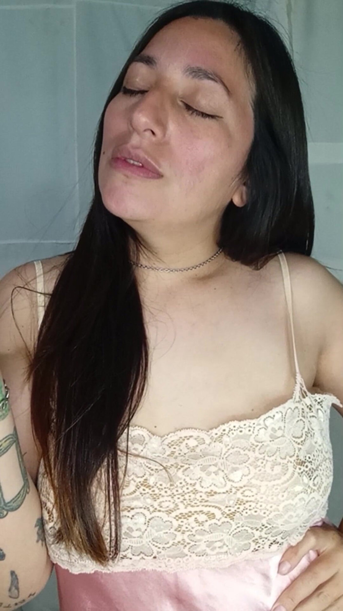 Chubbylexa: อวบบี้สูบบุหรี่และเล่นกับหน้าอกของเธอ