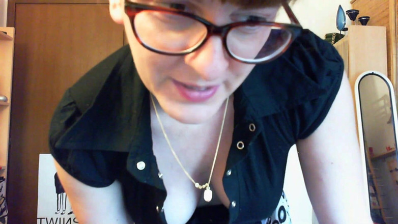 Nicoletta Embassi: 당신을 심하게 맹세하고 조롱하는 비서에게 굴욕을 당합니다.