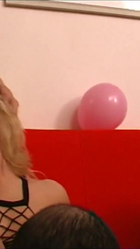 Orgie retro: trei mame sexy curvă care caută pule mari și dure
