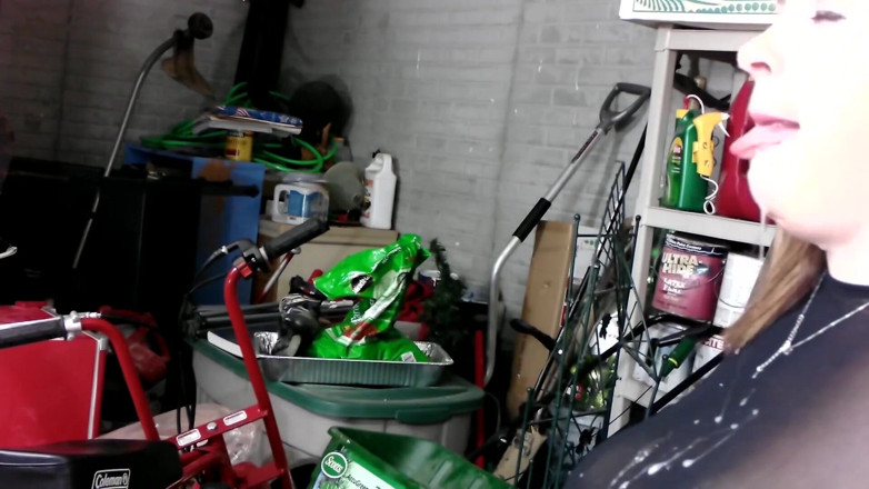 SexyNEBBW: Sexy gordinha com rosto fodido em uma garagem