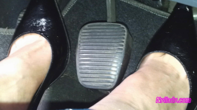 Nyllady: Conduite et revving dans des pompes noires sur pieds nus