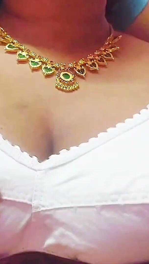 Desi Mohini: Desi třídní učitelka poprvé má sex se studentem