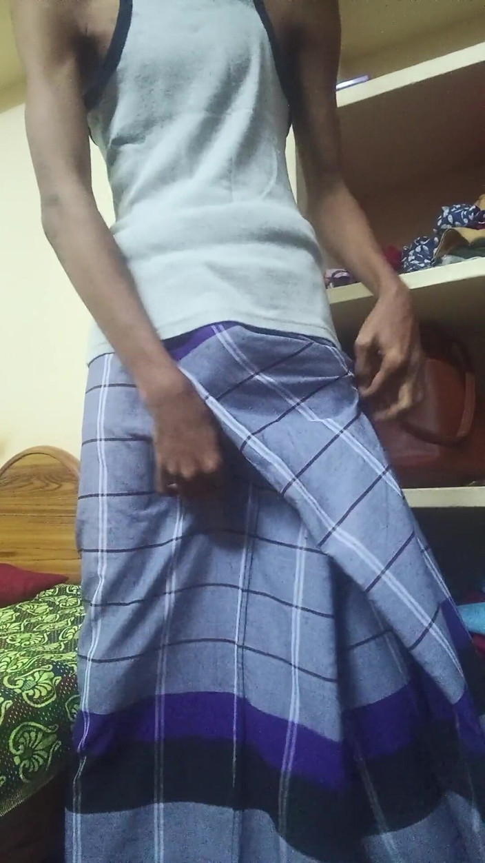 Shadow Guy: Hintli genç oğlan evde boşalıyor ve mastürbasyon yapıyor.