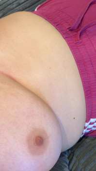 Lucky hookup knullar mina bröst och täcker mina bröst i hans sperma