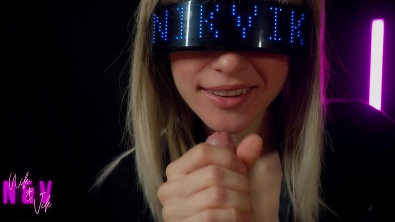 NikAndVik: Yberpunk Girl が貪欲に扇風機からすべての精液を吸い出す