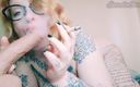 EstrellaSteam: Curvilínea menina fuma um cigarro e chupa a fumaça no...