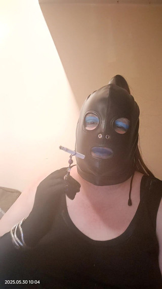 Stephanie-Nicole-TV: 胖美女电视用戒指架抽烟并说话