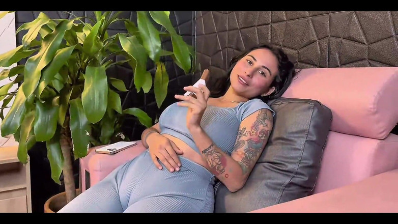 Jenifer Play: Le chupa la polla a su hermanastro sin saberlo