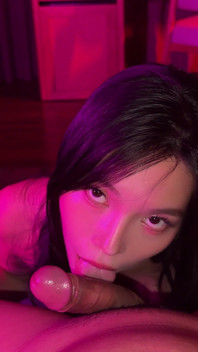 조심해... 밤에 집에 와서 바닥에 시오후키하고 정액을 삼키는 다큐버스