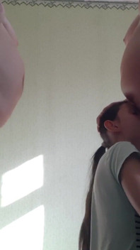 Pe rând, lingând pizdele a două iubite însărcinate - iluzie lesbiană