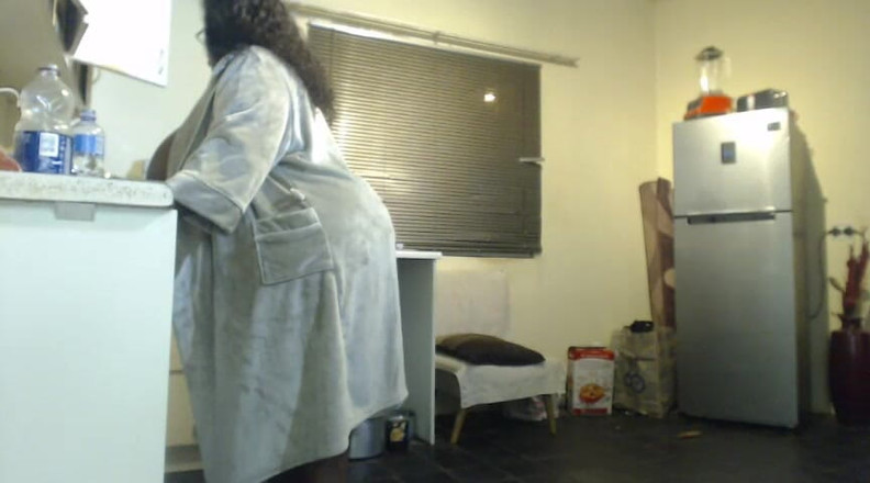 Legendary Booty Overdose: Чернокожая толстушка мастурбирует, делая домашние хлопоты