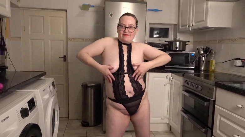 Littlevixen: Dezbrăcare sexy în lenjerie neagră din dantelă cu vibrator