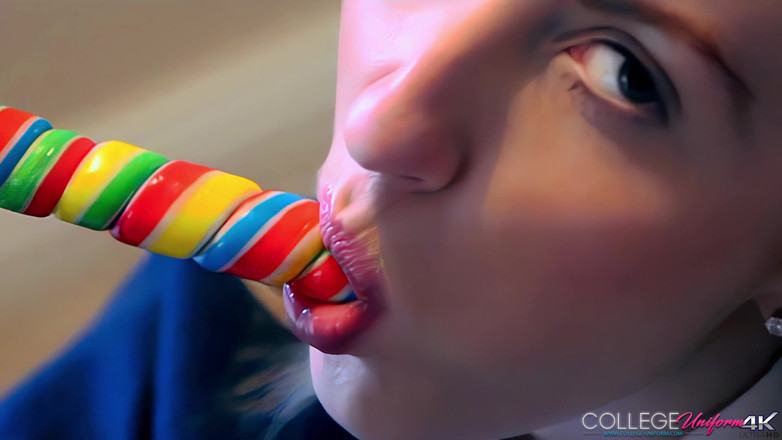 College Uniform: Жесткий отсос с участием Sophia Smith