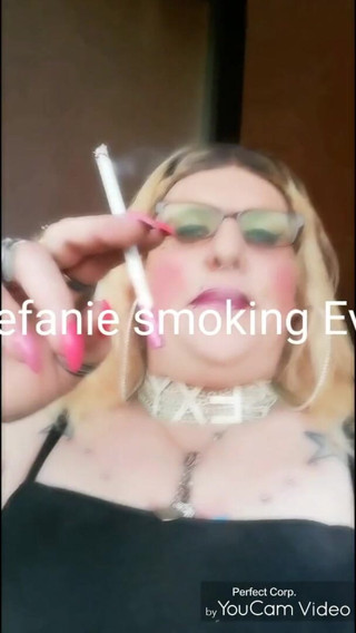 Stefanie Laveire: Blondă TS Stefanie fumând