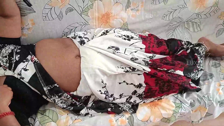 Luxmi Wife: La moglie ottiene un orgasmo di punta scorrendo dalla figa - 3