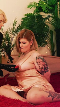 Lesbischer romantischer fick: Latex und Schlagsahne, dicke möpse und stöhnen, Fußfetisch und glänzende Kleidung! Arya Grander