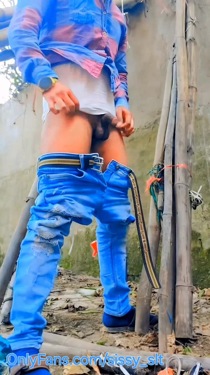 Sissy Bisexual: Ragazzo effeminato piscio all'aperto e divertimento Compilation.mp4