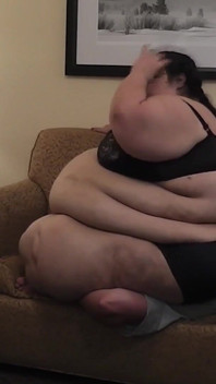 BigmommaKat duduk muka Pat di sofa