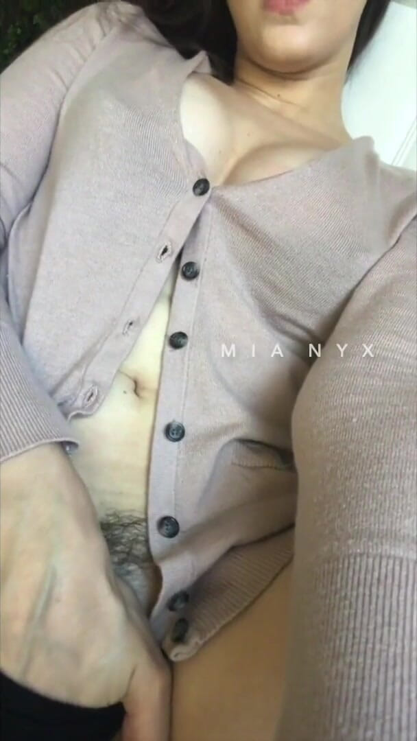 MiaNyx: Menjolok orgasme dan kencing di atas kerusi saya