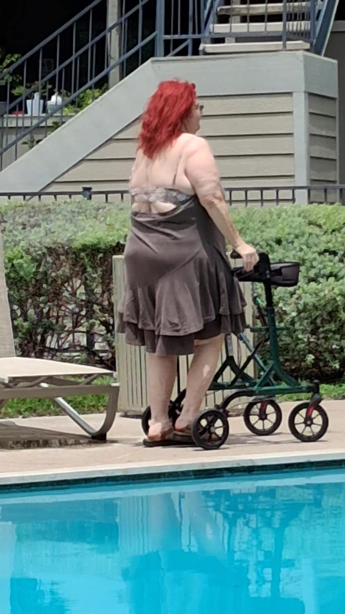 BBW nurse Vicki adventures with friends: Musim panas telah tiba! Masa untuk Lawatan Pertama Ke Kolam...