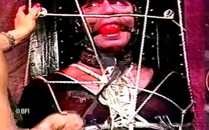 Slave Seks: do ashlil larkiyan apne gulaam ko saja de rahi hain