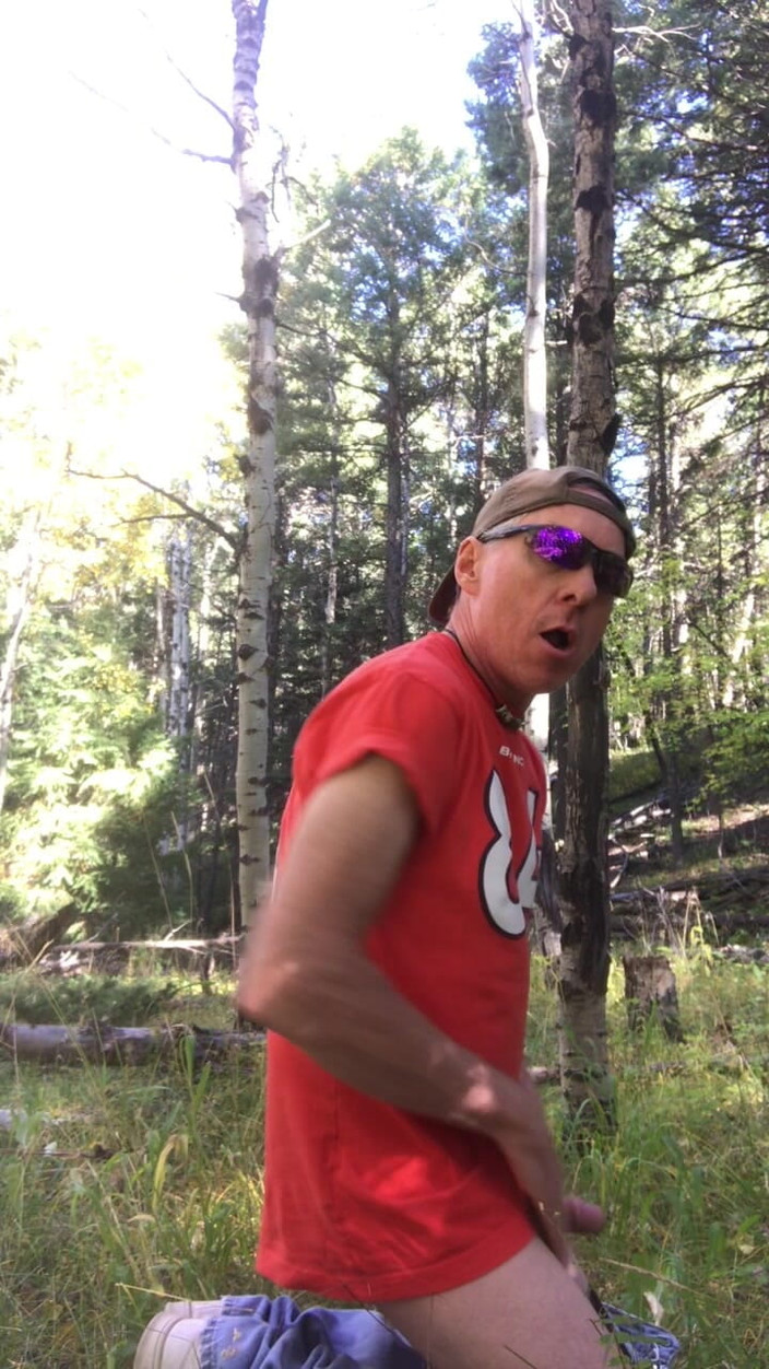 Adam Kaye: 热辣模特adam kaye在树林里展示他的鸡巴和屁股