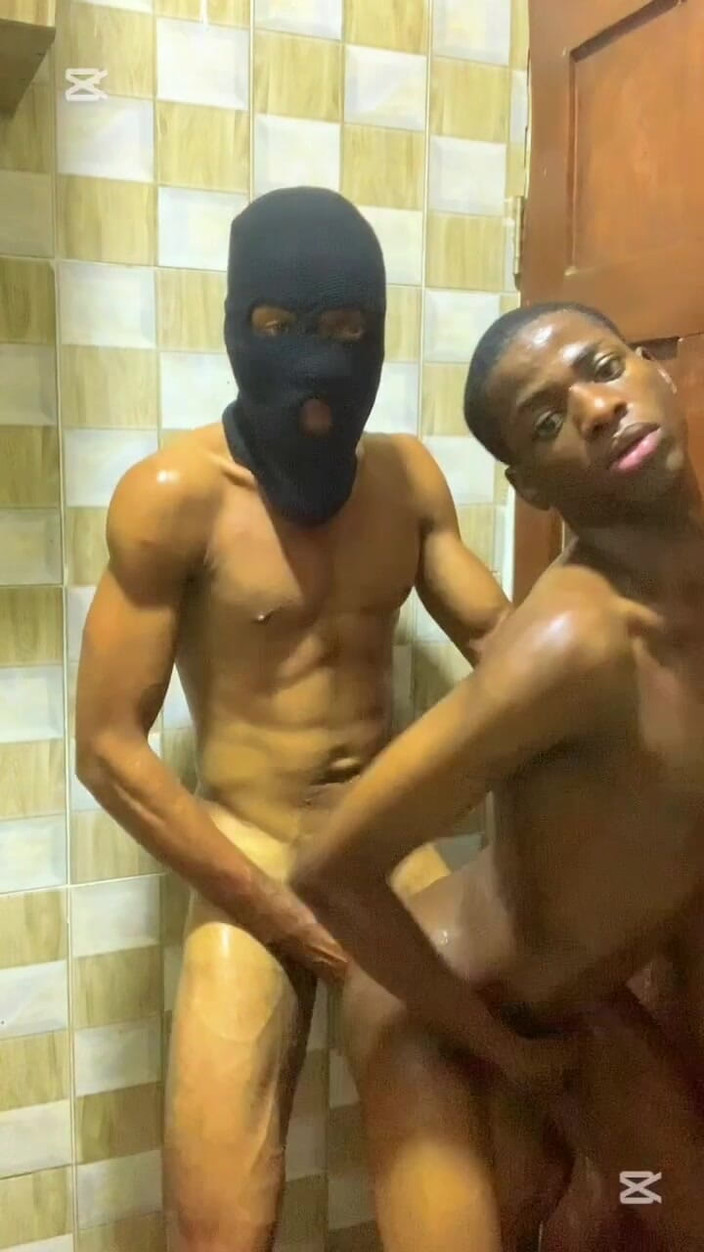 Big_brown: Sessione piccante in cucina con un amico etero