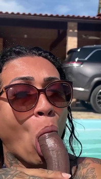 J’ai sucé un bâtard dans la piscine et j’ai reçu du lait dans la bouche