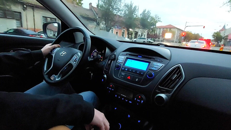 Step Mommy: セクシーな脚の継母が運転中に義理の息子に足コキをする