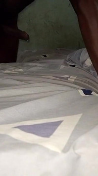 O partidă rapidă solo cu patul meu în cealaltă cameră