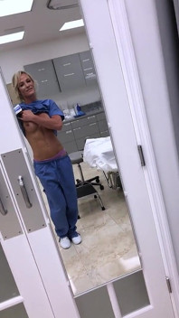 Fit MILF sestra je vyhozena za masturbaci v nemocnici