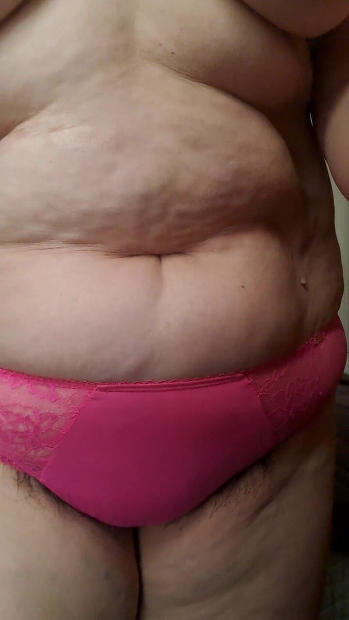 Mommy big hairy pussy: कुछ दिखाना और अपनी पैंटी को नीचे खींचना चाहते हैं