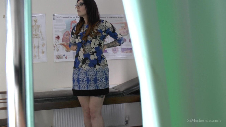 St Mackenzie's Archive: Miss Hendrix玩弄她的阴户，知道你在看