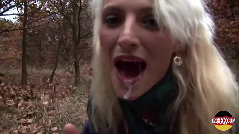 123XXX - Fucked Amateurs in Germany!: Štíhlá blonďatá milfka má sex na otevřeném prostranství