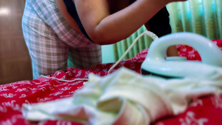 Aria Mia: Duży tyłek gorąca pokojówka prasuje jej stanik majtki i sukienkę,...