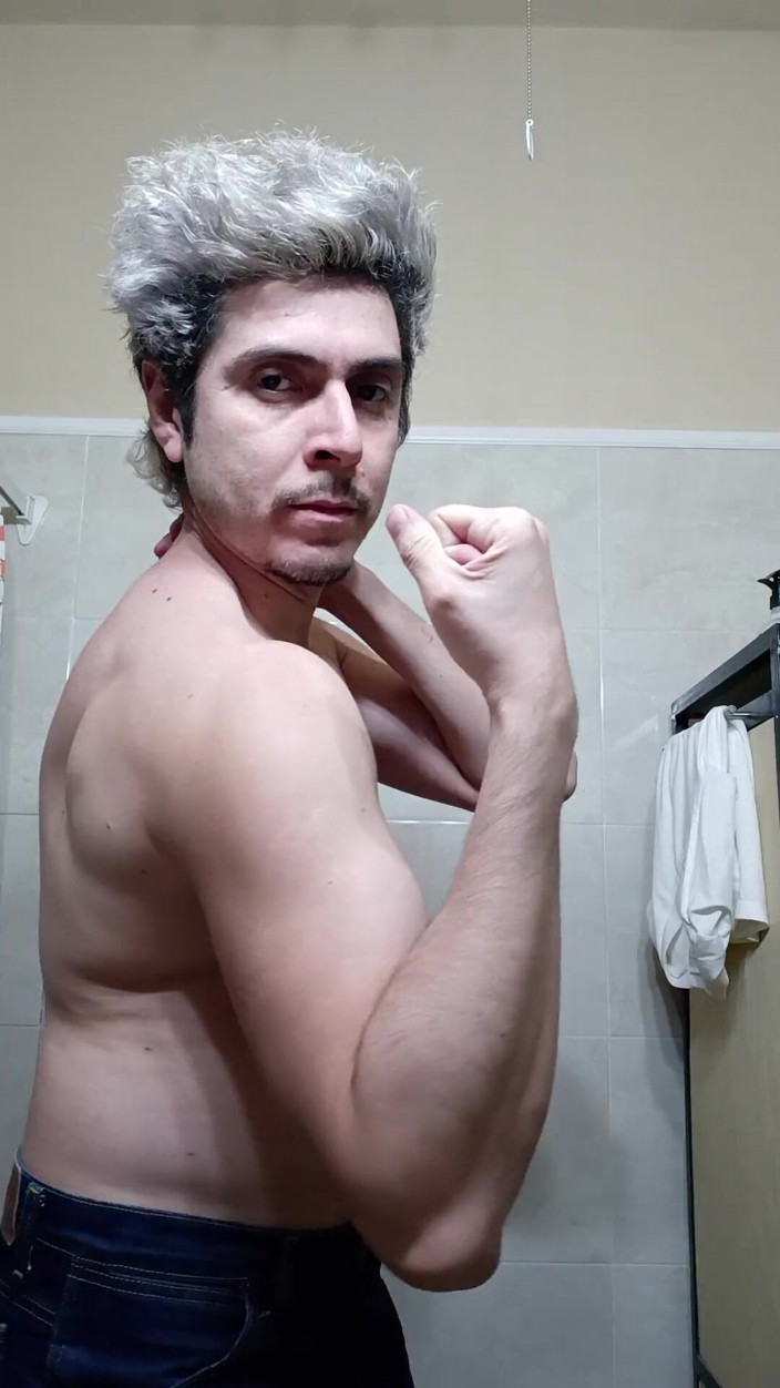 Tabasco Jake: Mușchi frumos flexând în baie, pulă mare