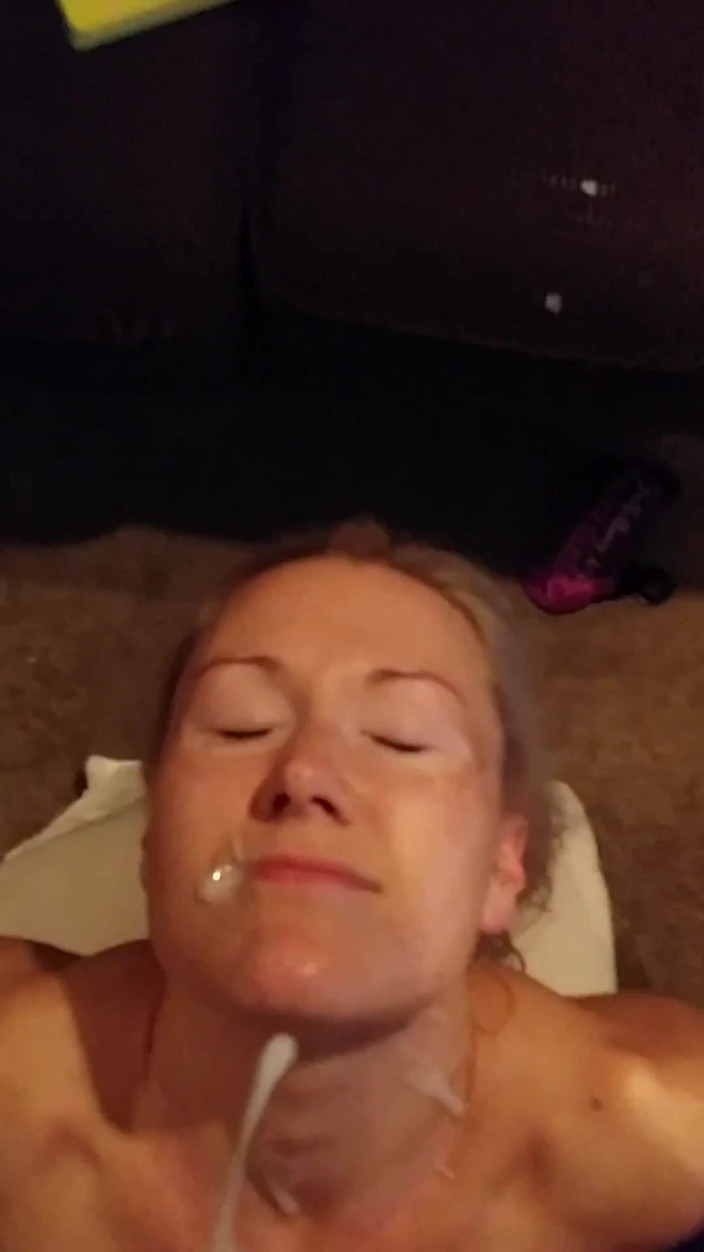 American Blonde Wife: Amateur réel, une maman mormone et sa femme se font éjaculer...